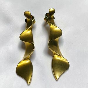 Vintage 80s Modernist Gold Tone Sculptural Spiral Twist Statement Dangle Earring
